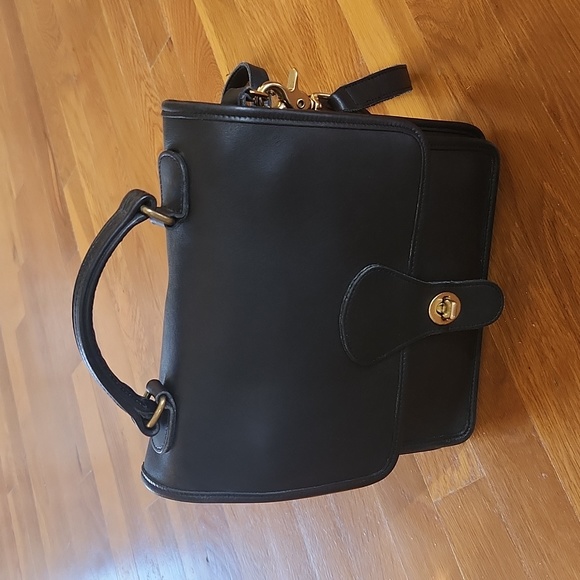 Coach Handbags - Coach Vintage Wills Station Bag